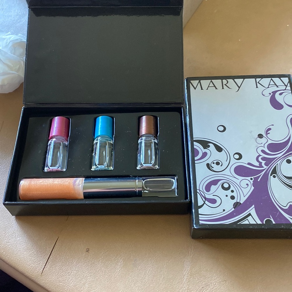 ❤️NEW❤️Mary Kay Dual-ended Nourishine Lip Gloss in Starlet Kiss + 4 Fragrances
